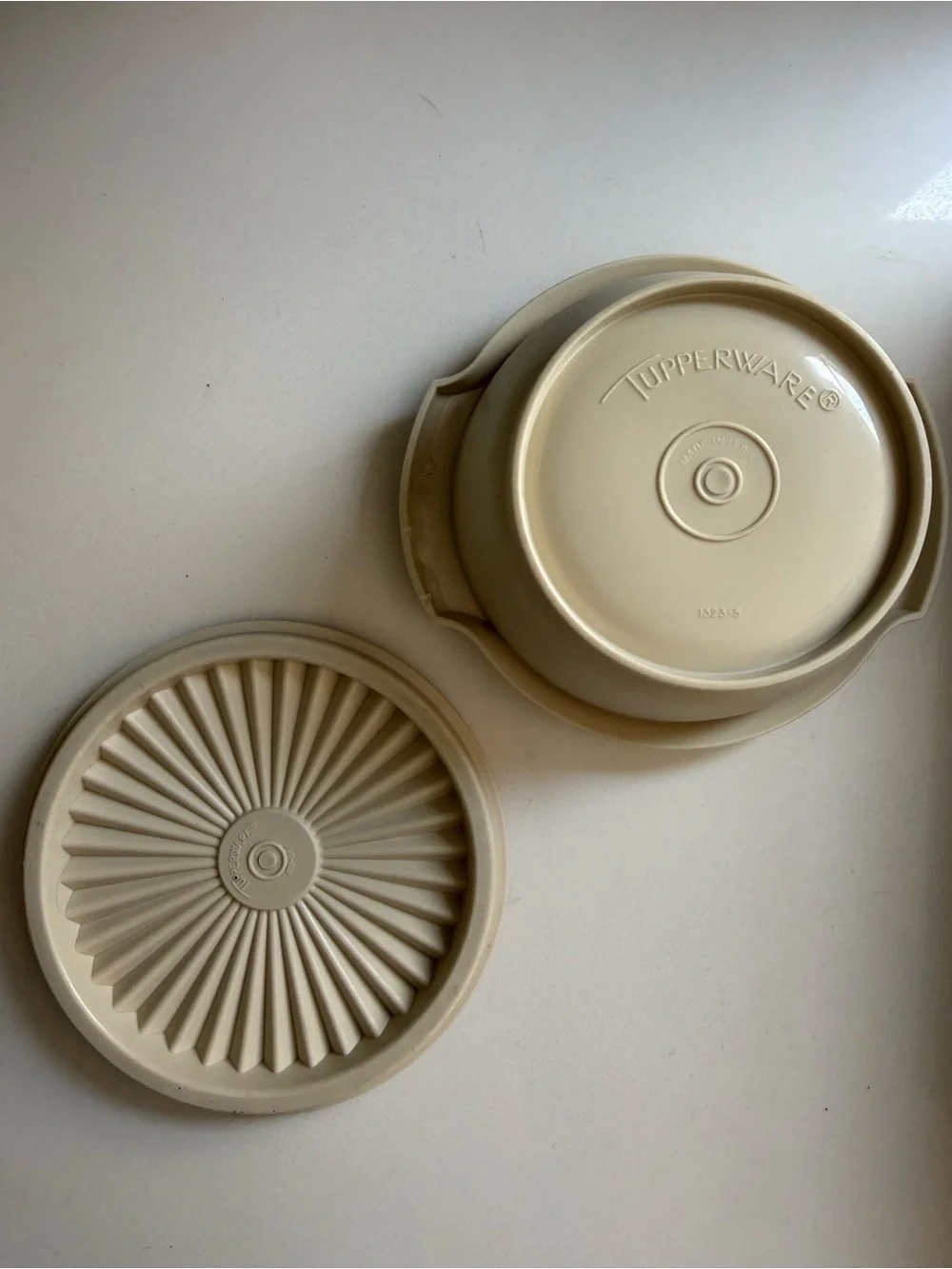 Vintage Tupperware Servalier 10 oz Bowl #1323-5 Cream w Lid